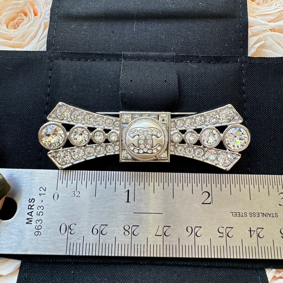 CHANEL 23S SILVER TONE BOW LARGE PEARL CC LOGO CRYSTAL CRYSTALS BROOCH PIN - Picture 12 of 13
